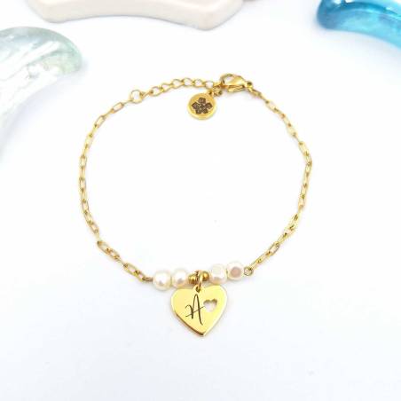 Pulseras personalizadas de acero inoxidable dorado con inicial y con perlas. Regalos para amigas de boda o dama de honor.