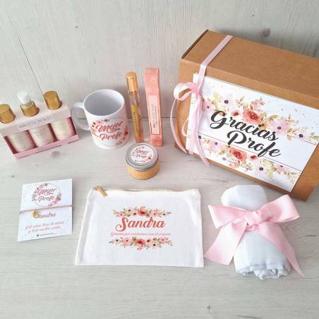 Pack regalos para profesores Rosa personalizado con taza, pulsera, neceser, fular y perfumes.